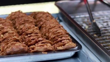 Kızarmış aperatifler hazır ve tepsilerde sergileniyor.