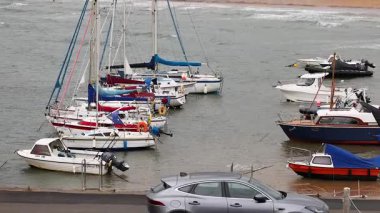 İskoçya 'nın Fife kentindeki kıyı kasabasının yakınına yanaşan tekneler.