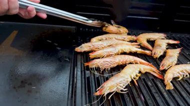 Karidesler ızgarada kızartılıyor.