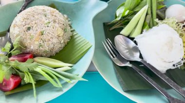 Canlı bir Tayland yengeci pilavı ve Kanom Jeen Nam Ya Pu gösterisi. Taze malzemeler ve renkli sunumlar sergileniyor.