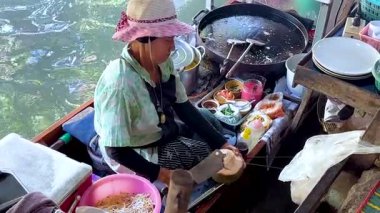 Bangkok 'ta hindistan cevizi hazırlayan bir kadın.