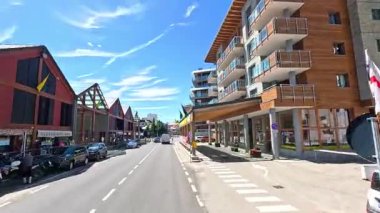 Sestriere, Piedmont, İtalya 'da hareketli bir cadde