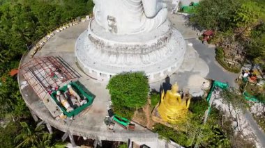 Drone ikonik heykeli ve manzaralı manzarayı yakalar