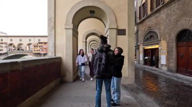 Floransa 'da Ponte Vecchio boyunca yürüyen insanlar