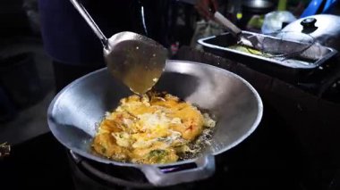 Sokak yemekhanesinde omlet pişiriyorum.