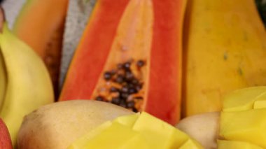 Canlı, taze, dilimlenmiş meyveler.