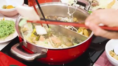 Birlikte güveç çorbası hazırlayıp, eğleniyoruz.