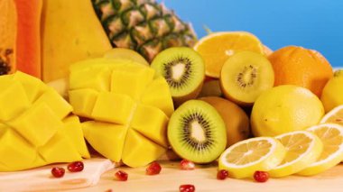 Mavi arka planda canlı meyveler.