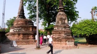 Ayutthaya 'da antik pagoda gezen ziyaretçiler