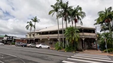 Şehir kavşağından geçen insanlar ve arabalar