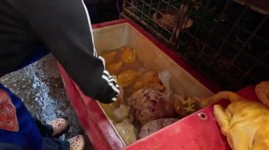 Küvette tavuk temizleme ve kesme işi.