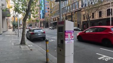 Parkmetre ve binalarla sokak manzarası