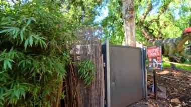 Dinozor temalı bir hayvanat bahçesinde yürüyüş.