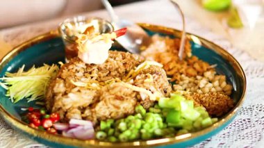 Yakın plan karides ezmesi kızartılmış pirinç hazırlama ve Bangkok 'ta doğal ışıklandırma altında canlı malzemeler.