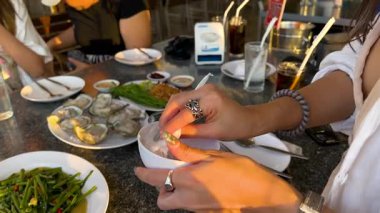 Yemek masasında bir kase siliyorum.