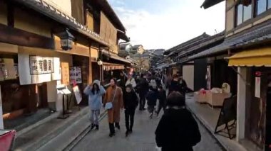 Tarihi bir Japon bölgesinde kalabalık bir cadde