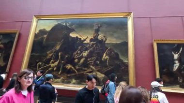 Louvre Müzesi 'ndeki tablolara hayran kitleler