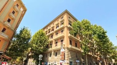 Gökyüzünün altında binalar ve ağaçlar