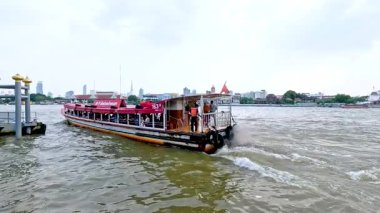 Bangkok, Tayland 'daki nehir sularında seyahat eden turist feribotu
