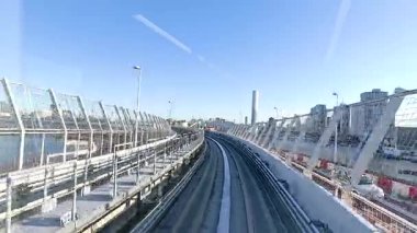 Tek raylı sistem Tokyo 'da süzülüyor. Şehir mimarisini gün ışığında sergiliyor. Kamera pürüzsüz hareketleri ve canlı şehir manzaralarını yakalar.