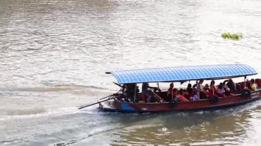 Turistler nehirde tekne turunun tadını çıkarıyorlar.