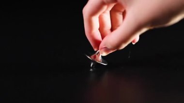 Eller bir yüzeyde çeşitli tepelerde dönüyor