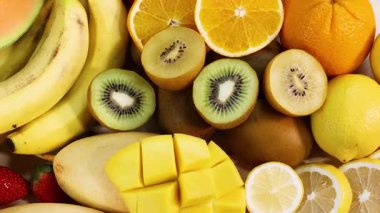 Beyaz arkaplanda çeşitli meyveler