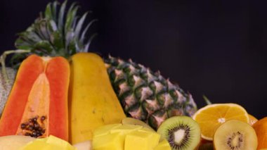 Çeşitli taze meyvelerden oluşan canlı bir karışım.