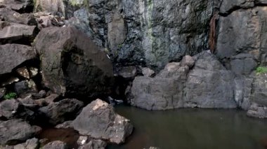 Springbrook 'taki kayalık yamaçtan çağlayan şelale