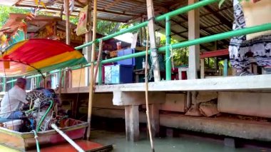 Canlı bir kanal teknesi Bangkok 'taki hareketli Khlong Lat Mayom Yüzen Pazarı' nda yerel kültür ve ticareti gözler önüne seriyor.