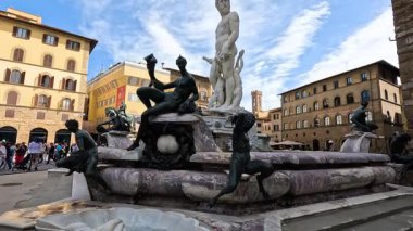 Turistler tarihi bir çeşmenin etrafında toplandılar