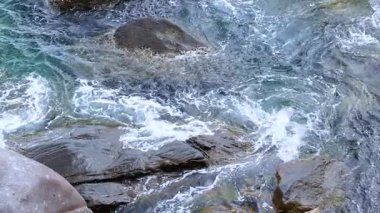 Dinamik deniz dalgaları kayalık kıyı şeridine çarpıyor