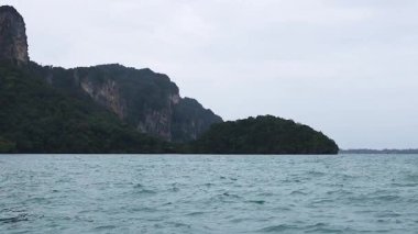 Uzun kuyruklu tekne Krabi 'nin bereketli adalarından geçiyor.