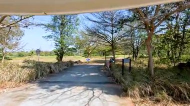 Doğayla çevrili huzurlu golf sahası.