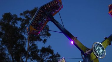 Renkli ışıklarla gece gezintisi