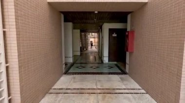 Simetrik fayanslı koridorda ilerleme