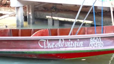 Adam Khlong Lat Mayom pazarında tekne kullanıyor.