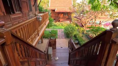 Tahta merdivenler yemyeşil bir bahçeye çıkıyor.