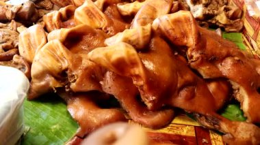 Kavrulmuş domuz kulaklarının yakın plan çekimleri..