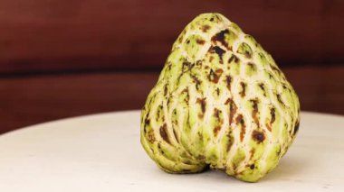 Muhallebi elması ahşap bir yüzeyde döner.