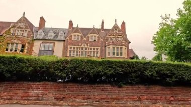 Tarihi bir Oxford binasının manzarası.