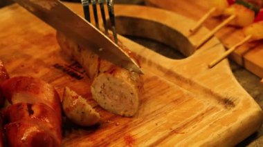 Sosisi çatal ve bıçakla parçalara ayırmak.