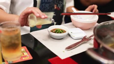 Bangkok 'taki bir sosa malzeme ekliyorum.