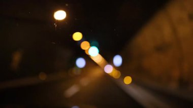 Gece sürüşü sırasında bulanık ışıklar ve tünel