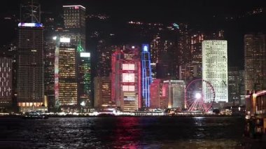 Renkli ışıklar Hong Kong 'un gökyüzünü aydınlatıyor.