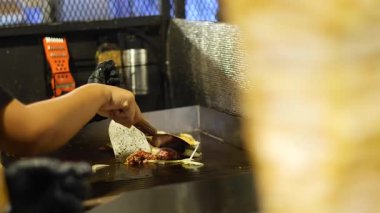 Satıcı Krabi gece pazarında shawarma hazırlıyor.