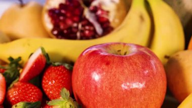 Çeşitli taze meyvelerin canlı gösterisi