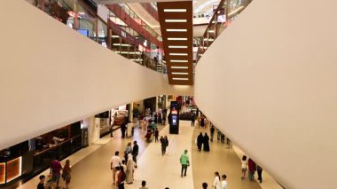 Müşteriler kalabalık bir mağazadan geçiyor.