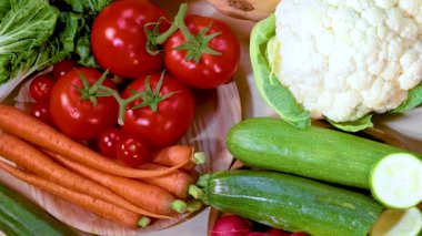 Canlı bir taze sebze gösterisi.