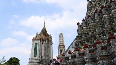 12 saniyelik bir video, Bangkok, Tayland 'da Wat Arun Tapınağı' nın açık gökyüzü altında karmaşık detaylarını kaydediyor.